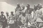 Советские и китайские альпинисты на вершине пика Единства