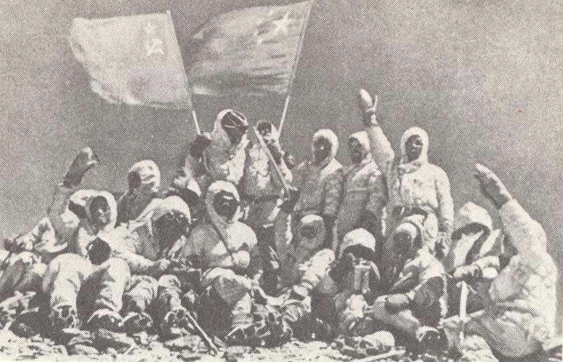 Участники советско-китайской экспедиции на вершине Музтаг-Ата